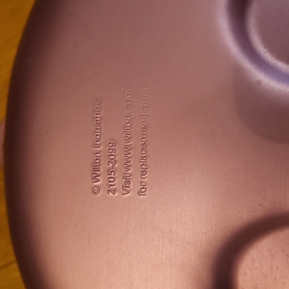 WILTON INDUSTRIES SKELETON CAKE PAN - Picture 2 of 3